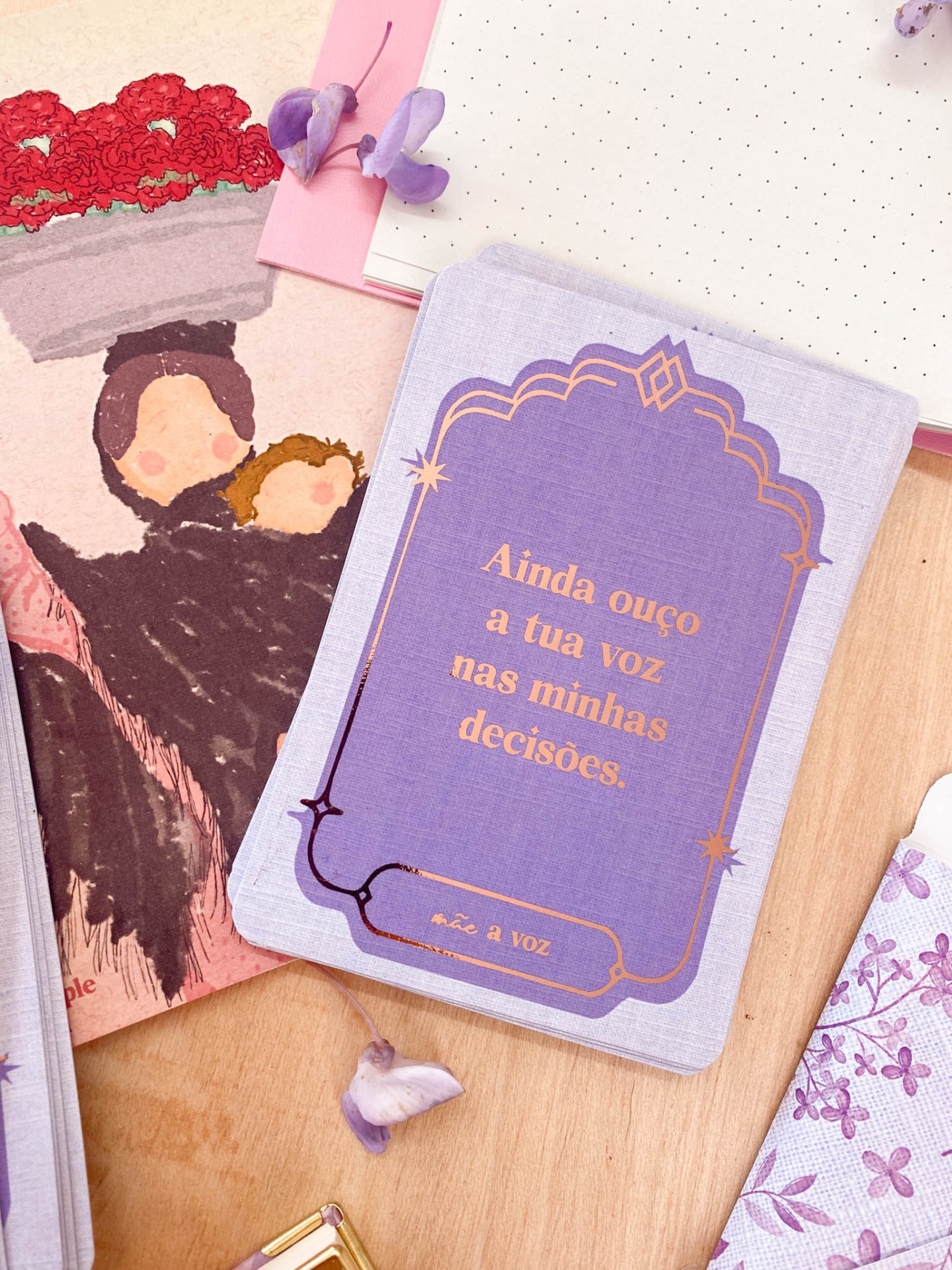 Capa de caderno lilás com texto decorativo em português.
