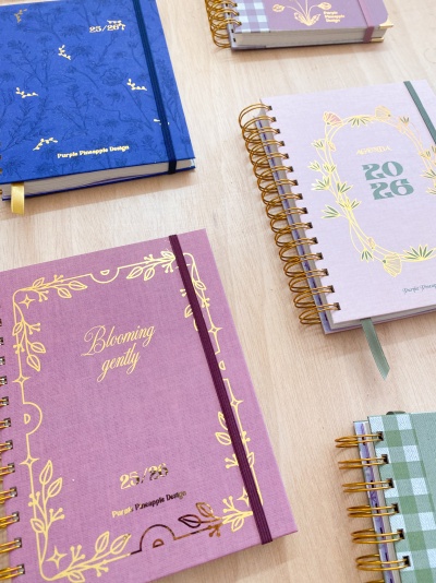 Descobre o interior das agendas 2025/2026 da Purple Pineapple