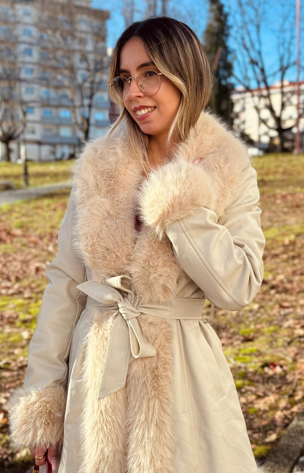 Casaco Napa c/ Pêlo Casaco bege claro de senhora com gola e punhos de pelo sintético e cinto amarrado