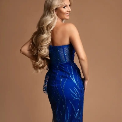 Vestido longo azul brilhante sem alças com padrão, visto de costas