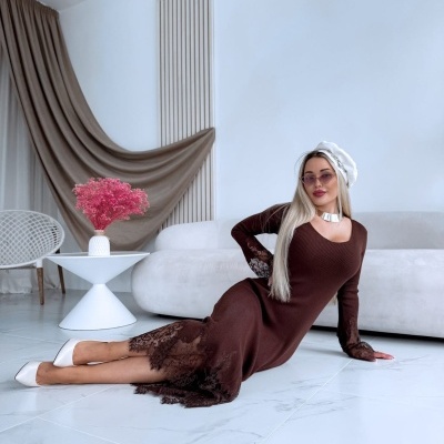 Vestido Midi em Malha com Renda