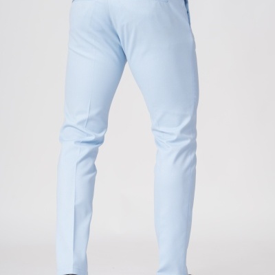 Calças azul claro e sapatos casuais azul escuro na parte de trás