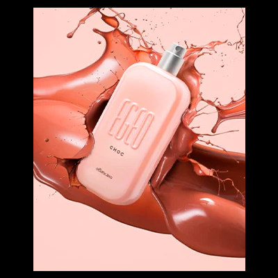 Frasco de perfume cor de rosa em respingos castanho chocolate