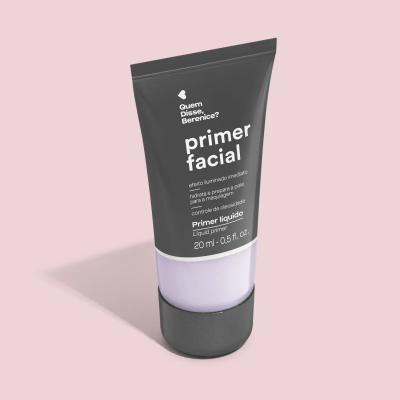 Tubo de primer facial com rótulo cinza e lilás sobre fundo rosa