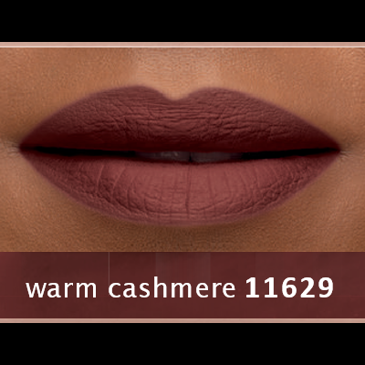 Lábios femininos com batom mate castanho avermelhado e texto 'warm cashmere 11629'