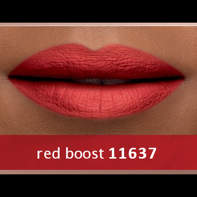 Lábios com batom vermelho mate, texto 'red boost 11637' no fundo vermelho