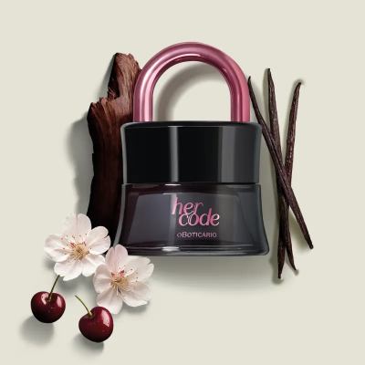 Frasco de perfume Her Code O Boticário com flores, cerejas, baunilha e madeira