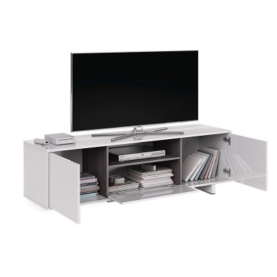 Móvel branco para TV com portas abertas mostrando livros e discos, televisão preta em cima.