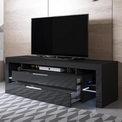 Móvel de TV preto com gavetas brilhantes e TV