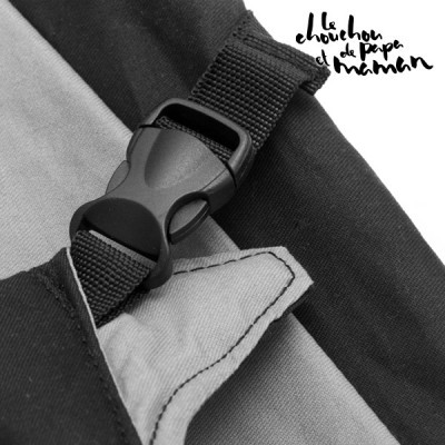 Fecho de plástico preto com tira de tecido numa combinação de tecidos cinza e preto