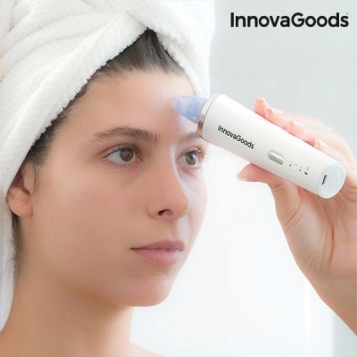 Dispositivo facial branco InnovaGoods usado por mulher com toalha na cabeça
