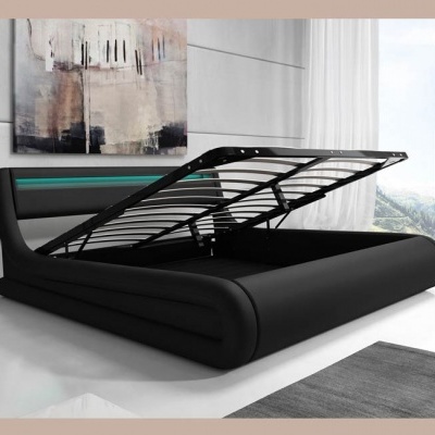 Cama estofada preta com estrutura metálica elevada e cabeceira com detalhe verde