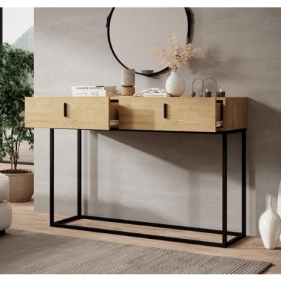 Móvel de apoio com gavetas de madeira clara e estrutura metálica preta, espelho redondo e objetos decorativos