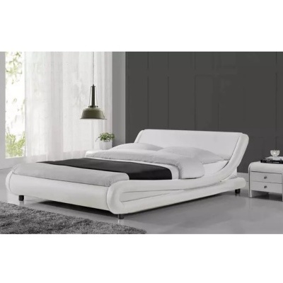 Cama de casal estofada branca com roupa de cama em cinza e branco num quarto moderno