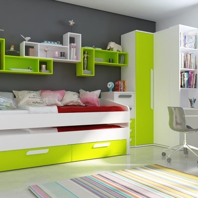 Quarto moderno com cama, estantes e armário em verde e branco, cadeira transparente e tapete listrado.