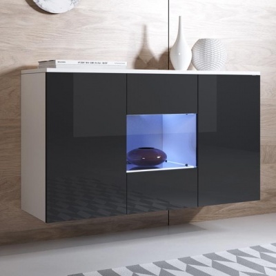 Móvel de parede moderno com portas em vidro preto e nicho iluminado azul com decoração