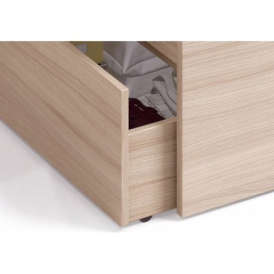 Gaveta de madeira clara parcialmente aberta com roupa dentro