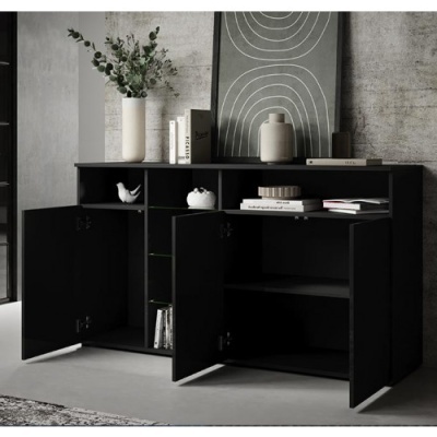 Aparador preto de madeira com decoração minimalista e arte em moldura