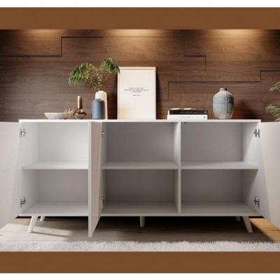 Aparador branco de madeira com portas abertas e objetos decorativos em cima