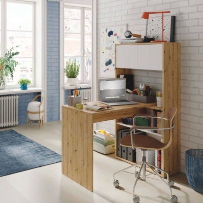 Secretária com cadeira e laptop num quarto iluminado com paredes de tijolo branco e janela grande