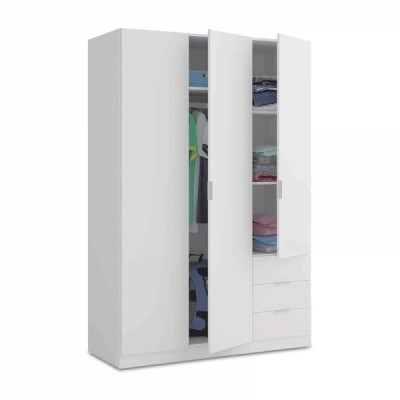 Roupeiro branco em madeira com três portas e três gavetas, com roupas visíveis nas prateleiras e cabides
