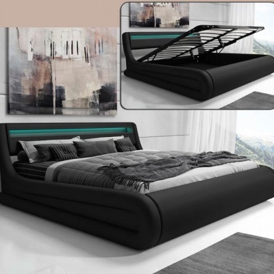 Cama preta moderna com armazenamento, colchão e almofadas cinzentas numa sala iluminada com parede branca