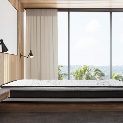 Cama de madeira com colchão branco e preto em quarto com paredes de madeira e grande janela