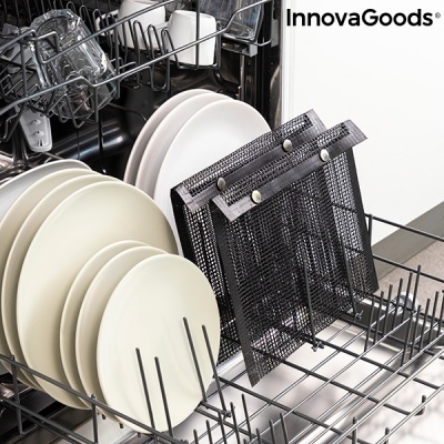 Rejilha preta para talheres na máquina de lavar loiça com pratos brancos