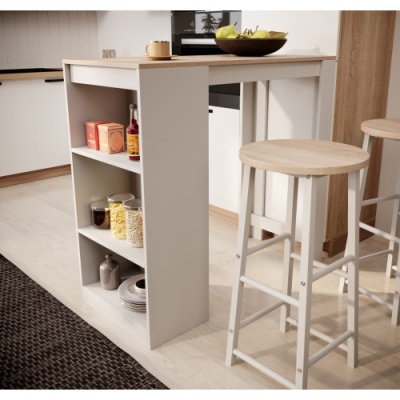 Mesa alta de cozinha com prateleiras e bancos altos de madeira clara e branca