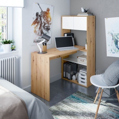 Secretária de madeira clara com prateleiras e armários brancos, computador portátil e decoração moderna