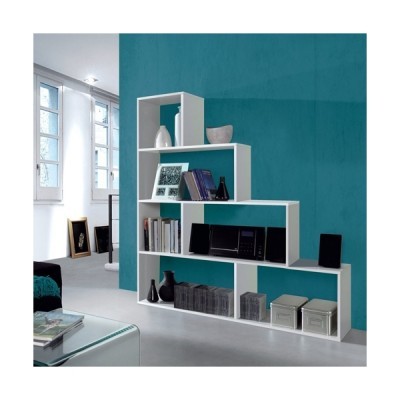 Estante branca em escada com livros, caixas, eletrónicos e objetos cerâmicos numa sala com parede azul turquesa