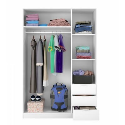 Armário branco organizado com roupas penduradas e dobradas, mochilas e caixas decorativas