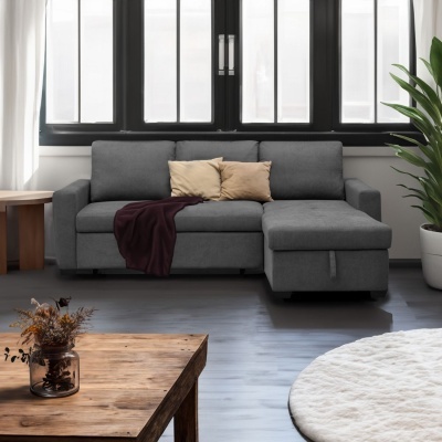 Sofá cinzento com chaise longue em sala com janelas pretas, mesa de madeira, planta e tapete branco