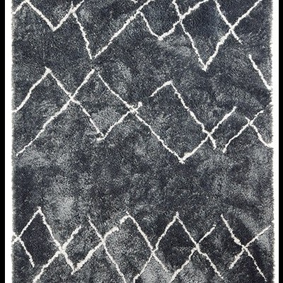 Tapete cinzento com padrão geométrico branco e textura felpuda