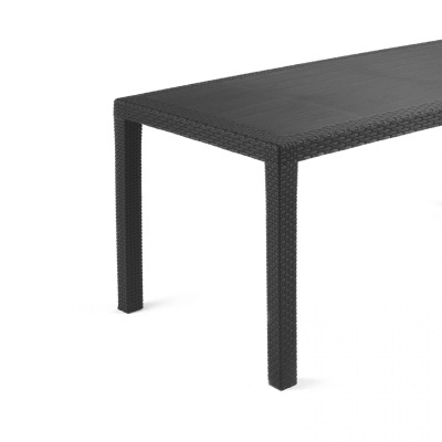 Mesa retangular preta em material sintético trançado