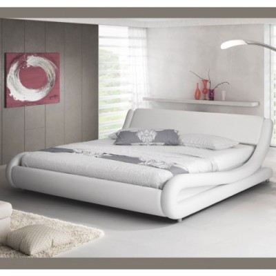 Cama moderna estofada branca com roupa de cama e almofadas em tons de branco e cinza num quarto minimalista