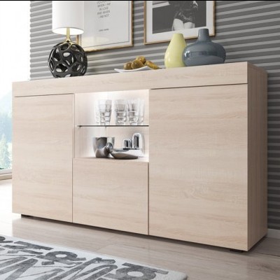 Aparador de madeira clara com decoração típica e iluminação interna