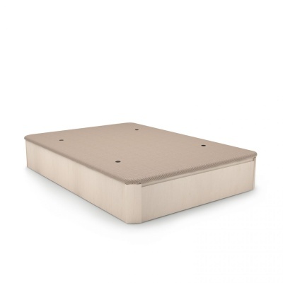 Estrado de cama retangular com estrutura em madeira clara e superfície em tecido bege.