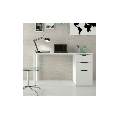 Secretária branca com gavetas, lâmpada de mesa, laptop e cadeira de escritório ao lado