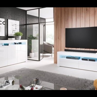 Sala de estar com móveis brancos e televisão montada em parede de madeira