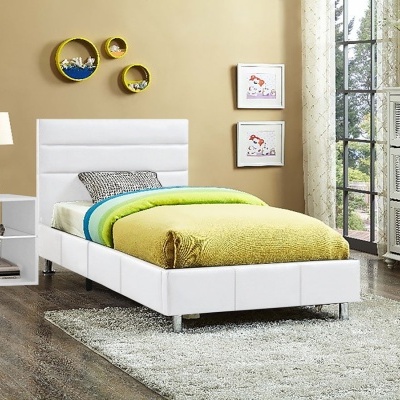 Quarto com cama branca de solteiro, mesa de cabeceira com candeeiro, tapete cinza, decoração de parede e estante branca perto da janela