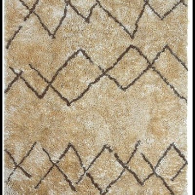 Tapete bege com padrão geométrico castanho em losangos