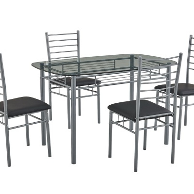 Conjunto de mesa de jantar com tampo em vidro e quatro cadeiras metálicas com assento preto