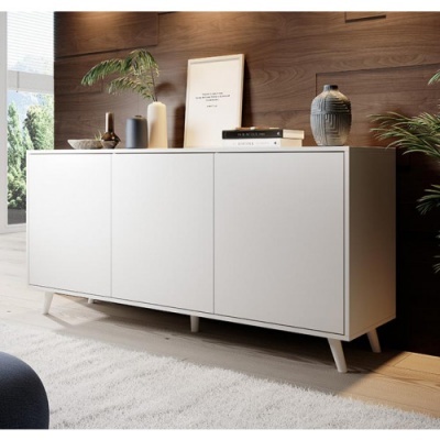 Aparador branco minimalista com decoração em ambiente interior