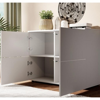 Móvel de arrumação cinzento com duas portas abertas e decoração no topo