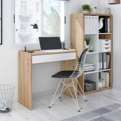 Escritório doméstico com secretária, cadeira e estante organizadora próxima a janela