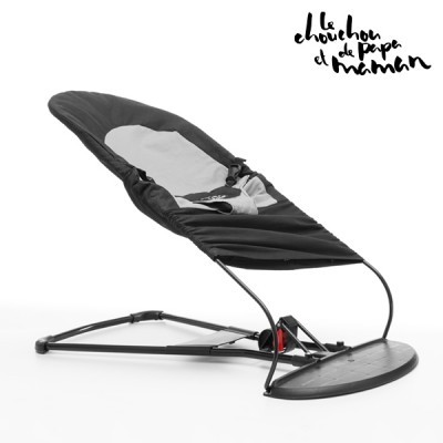 Cadeira de baloiço para bebé com estrutura metálica e tecido cinza e preto com desenho de raposa