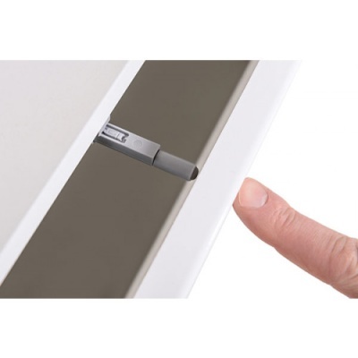 Caneta digital cinza claro num suporte branco com dedo próximo