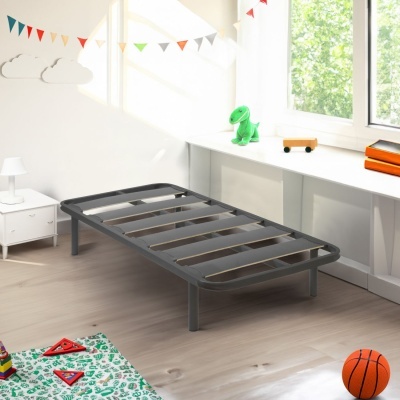 Estrado de cama metálico cinzento escuro num quarto infantil com decoração colorida
