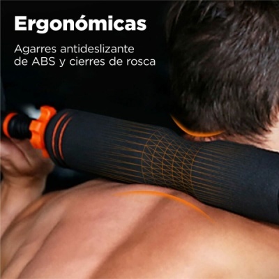 Pessoa nas costas com rolo de massagem preto com detalhes laranja e texto em fundo escuro